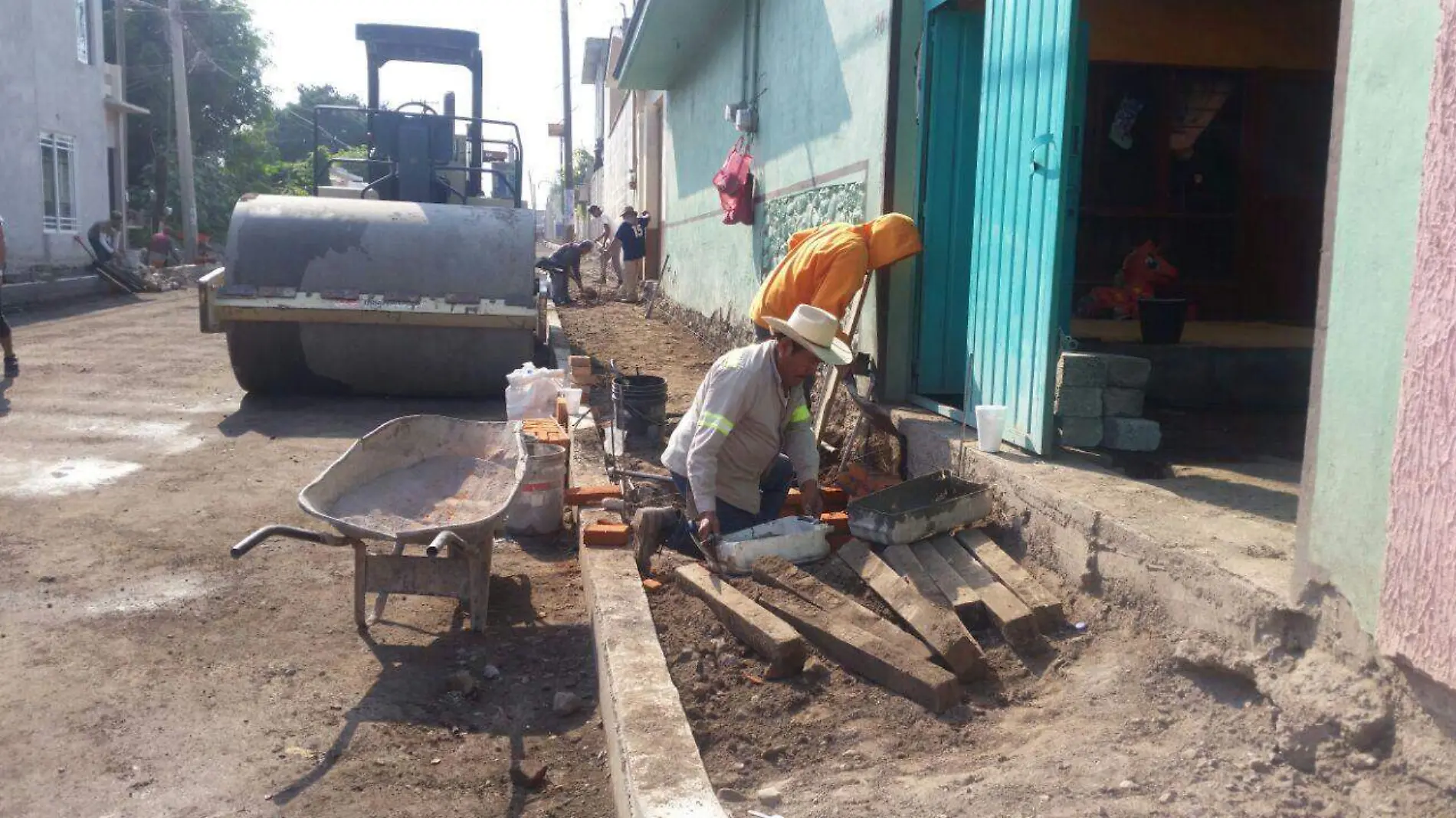 Trabajadores realizan pavimentación y banquetas en Cuautlixco